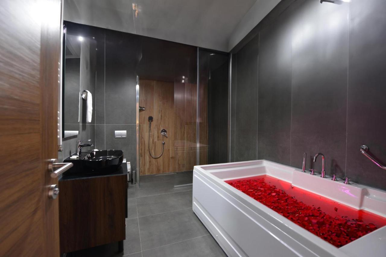 Istport Garden Hotels Arnavutkoy Exterior foto A bathroom with a shower and a bathtub